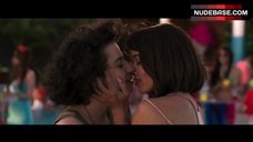 89. Zoe Kravitz Lesbi Scene – Rough Night