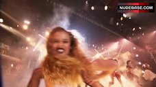 89. Nina Agdal Hot Dance – Lip Sync Battle
