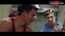 89. Sarah Agor Lesbian Kissing – Wtf!