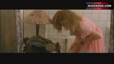 67. Anneke Blok Cleavege in Bra – Zus & Zo