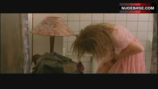 89. Anneke Blok Cleavege in Bra – Zus & Zo