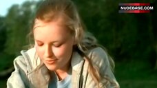 23. Vera Baranyai Removes Her Bra on Beach – Liebling, Bring Die Huhner Ins Bett