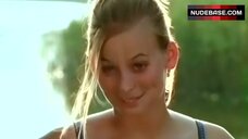 34. Vera Baranyai Removes Her Bra on Beach – Liebling, Bring Die Huhner Ins Bett