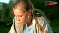 45. Vera Baranyai Removes Her Bra on Beach – Liebling, Bring Die Huhner Ins Bett