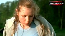 67. Vera Baranyai Removes Her Bra on Beach – Liebling, Bring Die Huhner Ins Bett