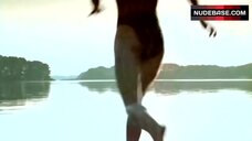 78. Vera Baranyai Removes Her Bra on Beach – Liebling, Bring Die Huhner Ins Bett