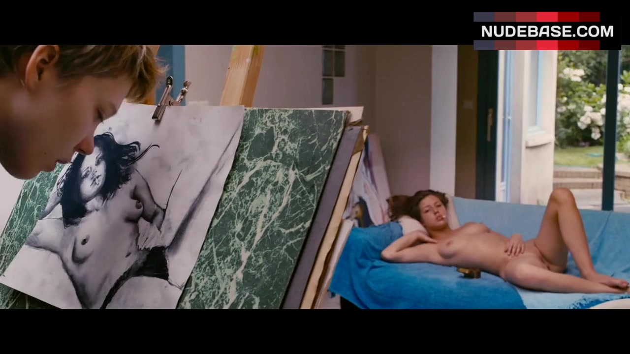 9. Lea Seydoux Posing Fully Naked - Blue Is The Warmest Color.