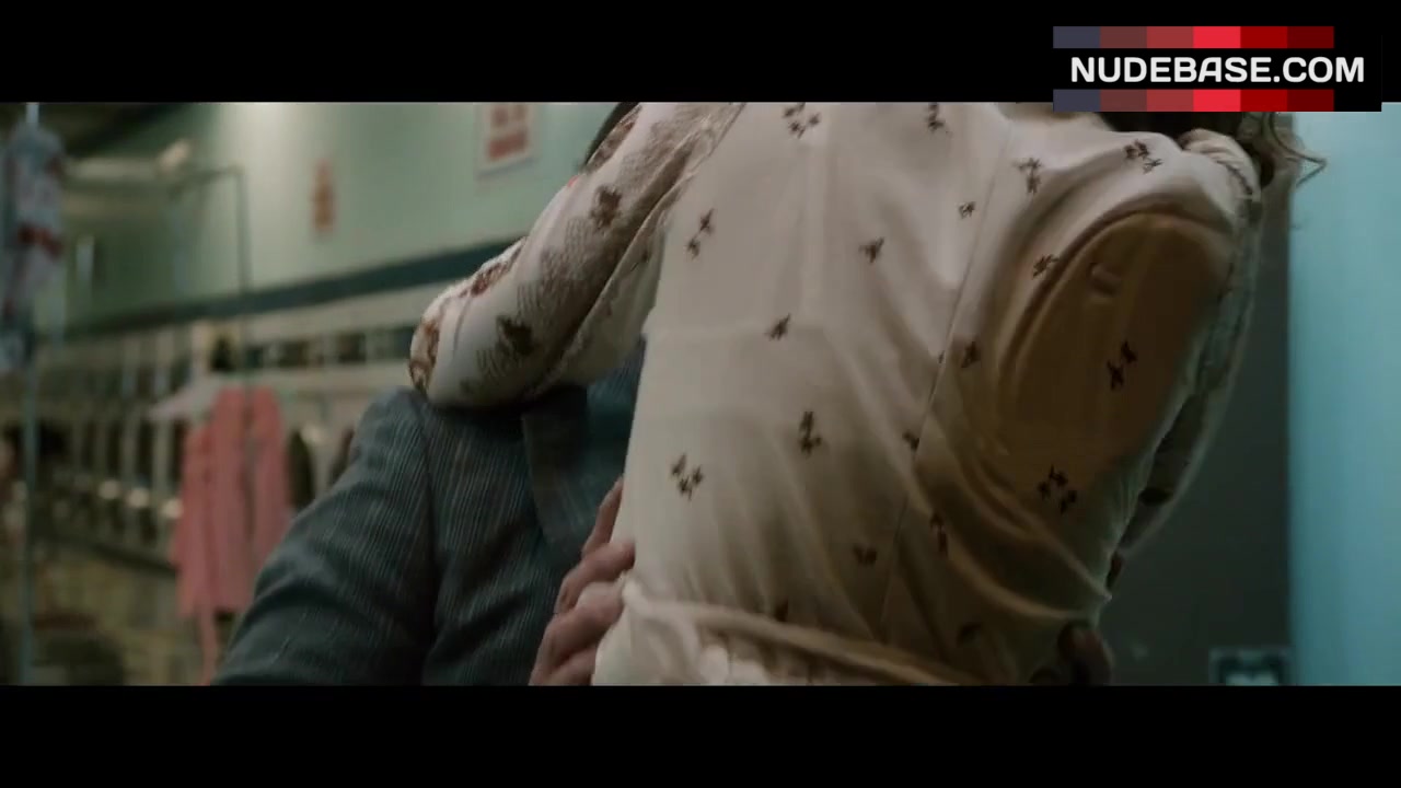 Kristen Wiig Butt in Panties – Anchorman 2: The Legend Continues (0:31) |  NudeBase.com