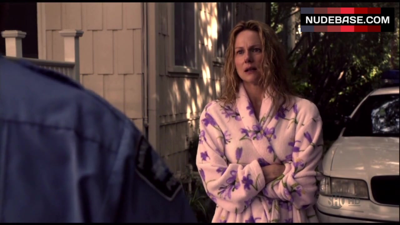 Laura Linney Tit Out – The Big C (0:16)