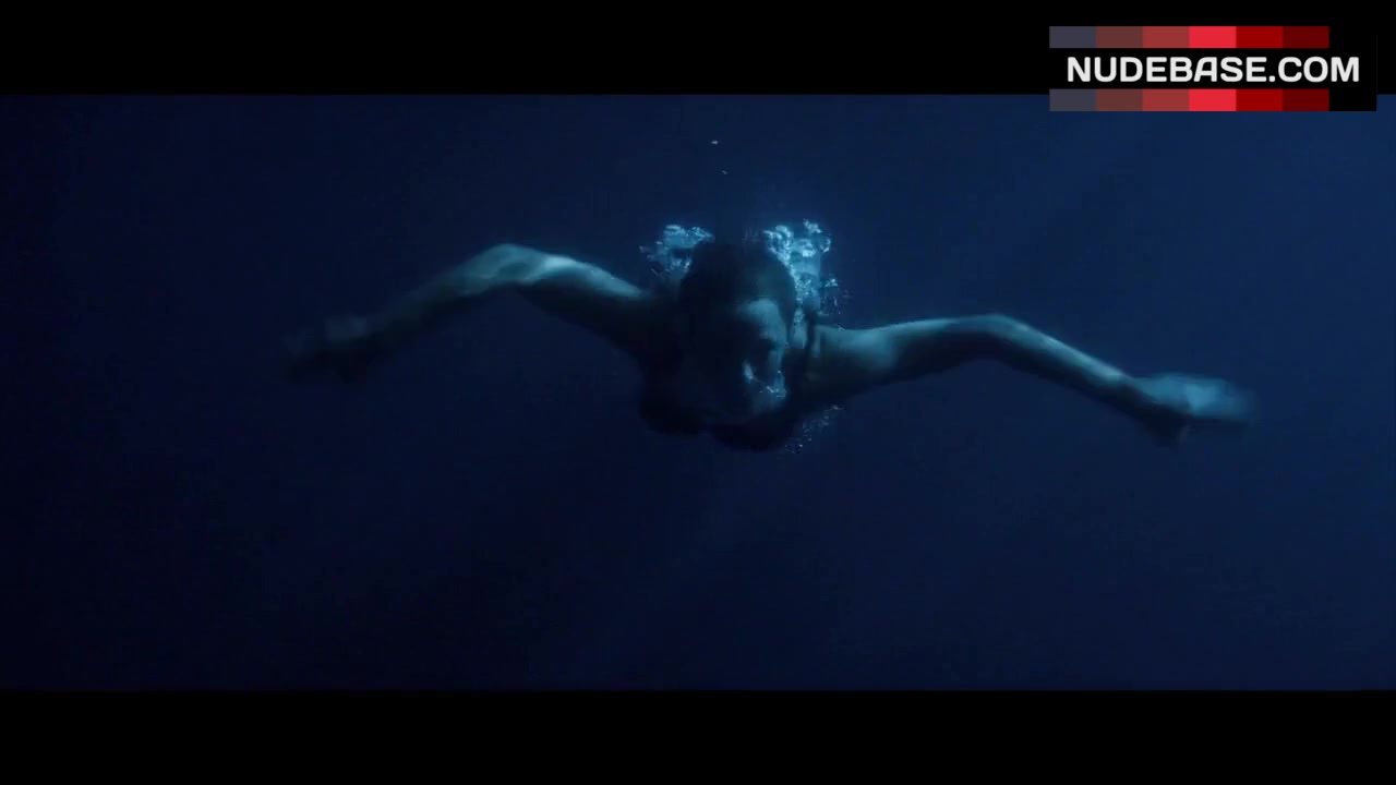 Jennifer Garner Swims under Water – Elektra (0:35) | NudeBase.com