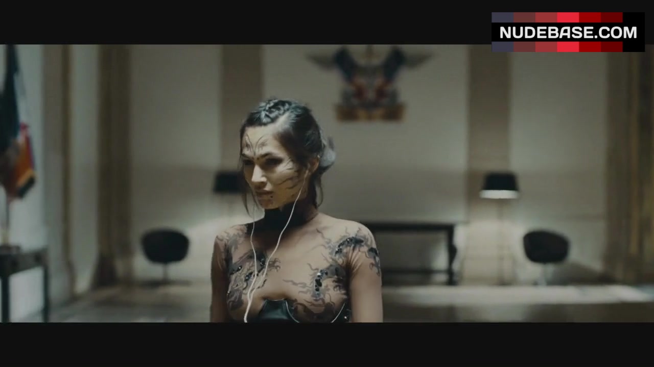 4. Elodie Yung Sexy - District 13: Ultimatum.