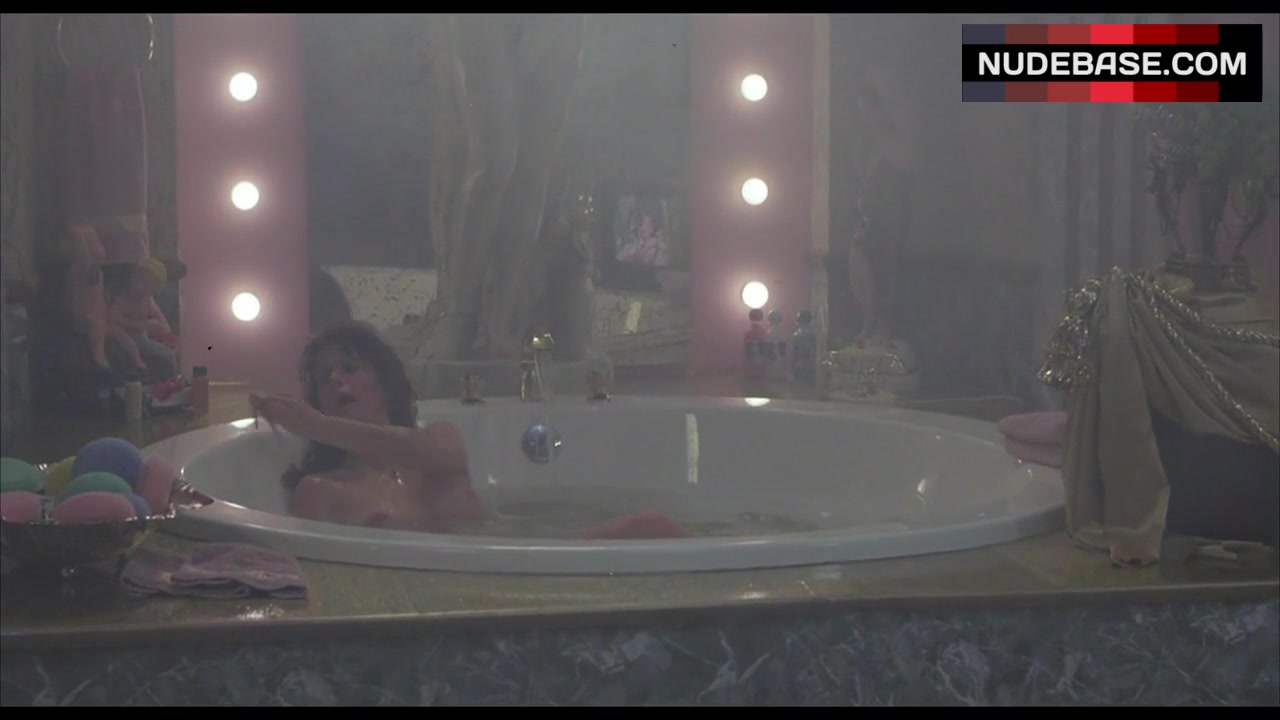 Nancy Travis Nude in Hot Tub – Married To The Mob (0:20) | NudeBase.com